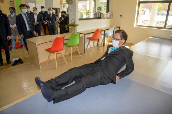 광주·전남·전북·제주 교육청 국정감사를 위해 광주를 방문한 국회 교육위원회 소속 의원들이 20일 오후 서구 극락초등학교에 현장 점검에 나섰다. 사진은 유기홍 교육위원장이 학교 시설을 직접 살펴보는 모습. 2020.10.20  광주전남사진기자회