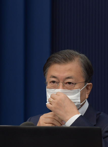 문재인 대통령이 20일 오전 청와대에서 열린 국무회의에서 발언을 마친 뒤 마스크를 쓰고 있다. 2020. 10. 20 도준석 기자pado@seoul.co.kr