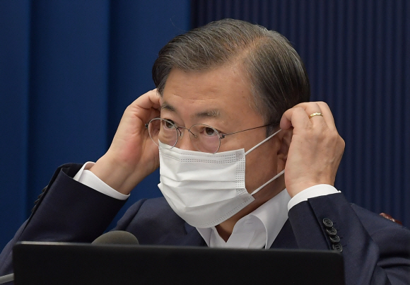 문재인 대통령이 20일 오전 청와대에서 열린 국무회의에서 발언을 마친 뒤 마스크를 쓰고 있다. 2020. 10. 20 도준석 기자pado@seoul.co.kr