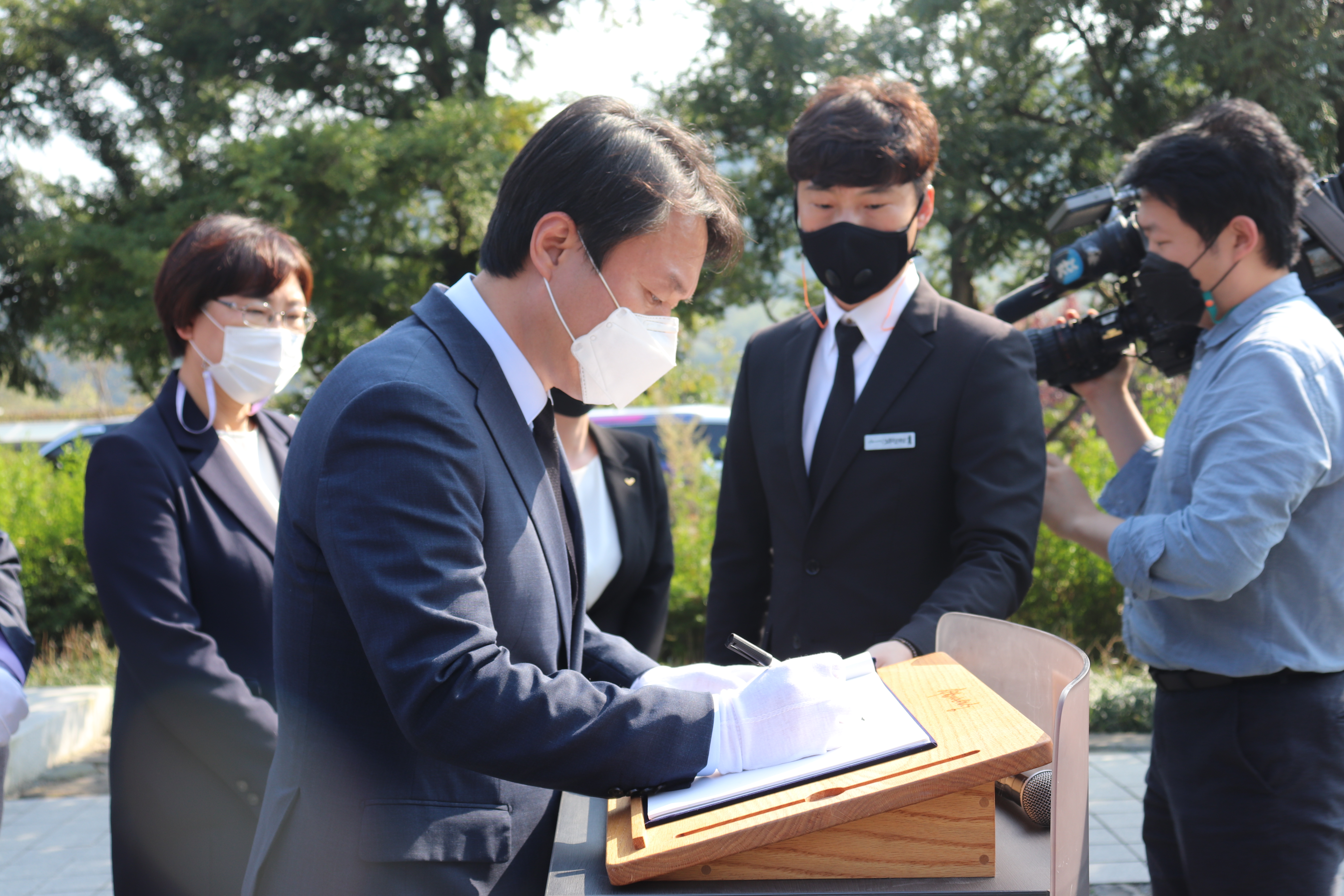 20일 정의당 김종철 대표가 경남 김해 봉하마을에서 고 노무현 대통령의 묘소를 참배하고 있다.