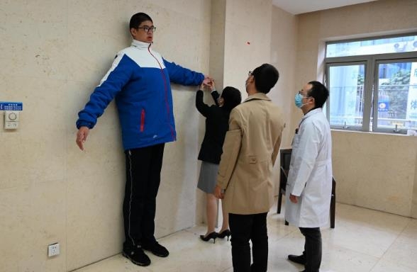 중국 14살짜리 중학생 키가 무려 ‘2ｍ 21㎝’ 