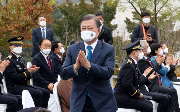 순직 경찰관 유족 위로하는 문 대통령