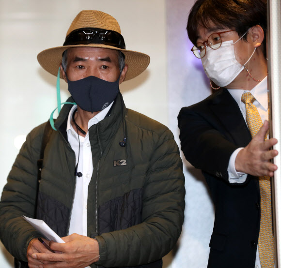 외교부청사 나서는 연평도 피살 공무원 형 이래진 씨