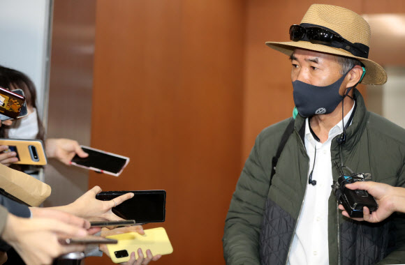 취재진에 답변하는 연평도 피살 공무원 형 이래진 씨