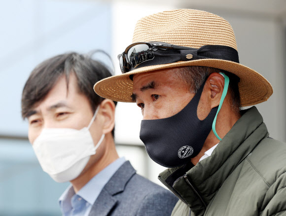 인천항 여객터미널서 기자회견 하는 이래진씨