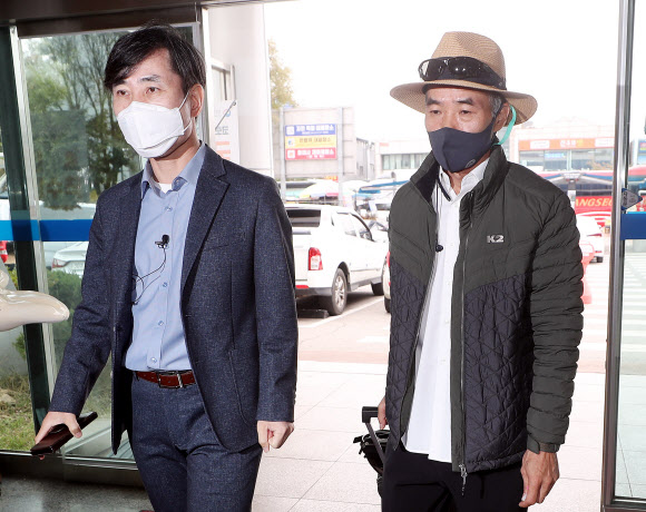 인천항 여객터미널 들어서는 이래진씨