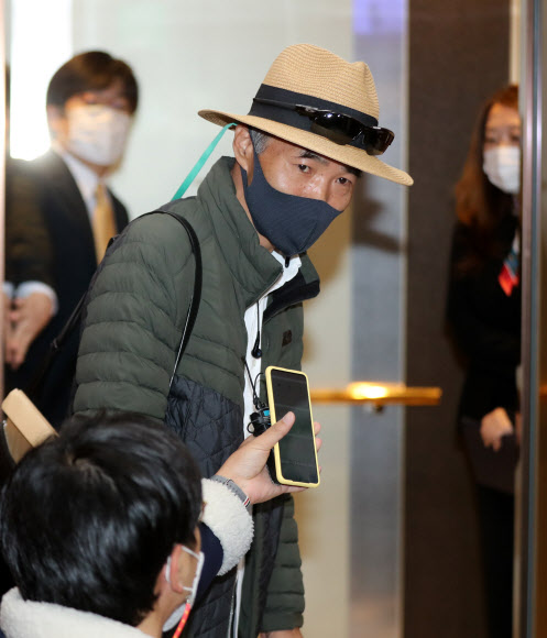 외교부 도착한 연평도 피살 공무원 형 이래진 씨