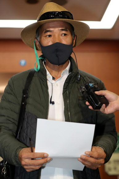 취재진에 답변하는 연평도 피살 공무원 형 이래진 씨