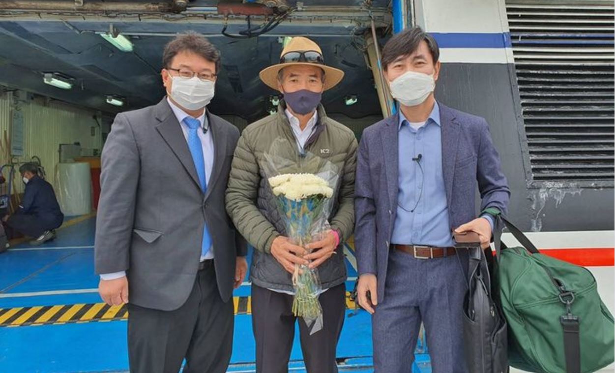 21일 인천연안여객터미널에서 왼쪽부터 김기윤 변호사, 유족 이래진씨, 하태경 국민의힘 의원이 북한 피격 공무원 실종 한달을 맞아 연평도로 향하고 있다. 출처:하태경 페이스북