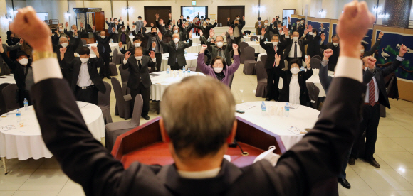 이동일 순국선열유족회 회장과 참석자들이 21일 오전 서울 용산구 전쟁기념관 뮤지엄웨딩홀에서 열린 한국독립군 3대첩 100주년 기념식에서 만세삼창을 하고 있다. 2020. 10. 21 박지환 기자popocar@seoul.co.kr