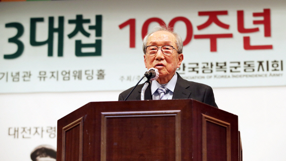 김영관 한국광복군동지회 회장이 21일 오전 서울 용산구 전쟁기념관 뮤지엄웨딩홀에서 열린 한국독립군 3대첩 100주년 기념식에서 기념사를 하고 있다. 2020. 10. 21 박지환 기자popocar@seoul.co.kr