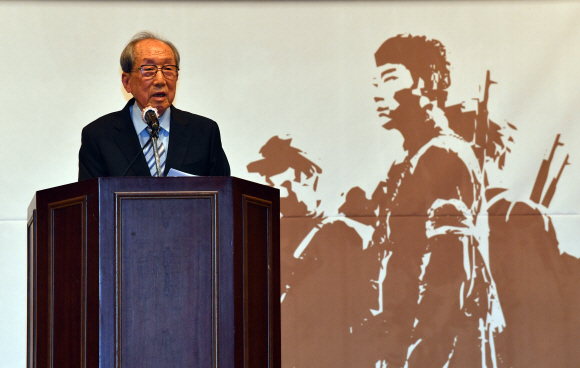 21일 서울 용산구 전쟁기념관에서 열린 ‘한국독립군 3대첩 100주년 기념식에서 김영관 한국광복군동지회 회장이 기념사를 하고 있다. 2020. 10. 21 박지환 기자popocar@seoul.co.kr