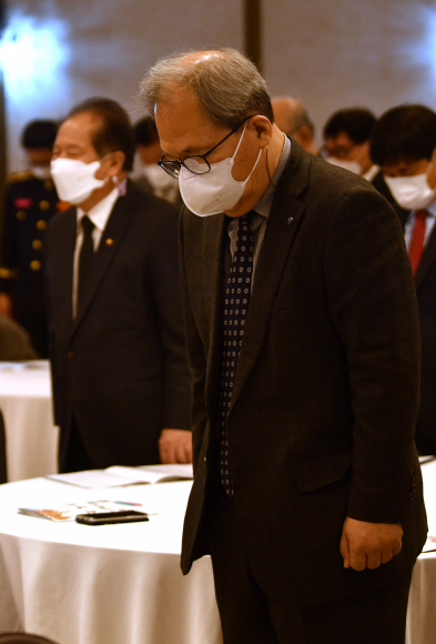 21일 서울 용산구 전쟁기념관에서 열린 ‘한국독립군 3대첩 100주년 기념식에서 참석자들이 묵념을 하고 있다. 2020. 10. 21 박지환 기자popocar@seoul.co.kr