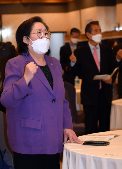 21일 서울 용산구 전쟁기념관에서 열린 ‘한국독립군 3대첩 100주년 기념식에서 참석자들이 군가를 부르고 있다. 2020. 10. 21 박지환 기자popocar@seoul.co.kr