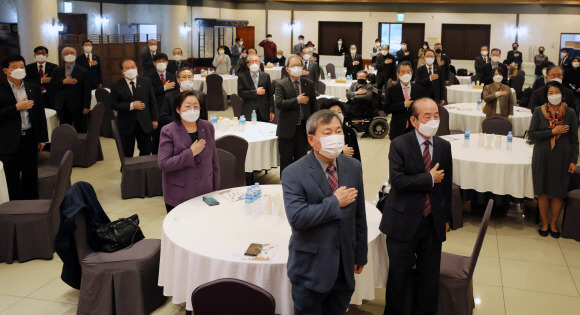 김영관 한국광복군동지회 회장과 이성춘 서울지방보훈청 청장, 김을동 백야 김좌진장군기념사업회 이사장을 비롯한 참석자들이 21일 오전 서울 용산구 전쟁기념관 뮤지엄웨딩홀에서 열린 한국독립군 3대첩 100주년 기념식에서 국민의례를 하고 있다. 2020. 10. 21 박지환 기자popocar@seoul.co.kr
