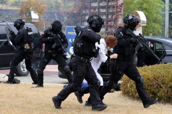 ‘코로나19 백신 연구원을 구출하라’