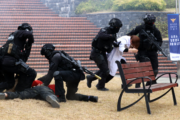 ‘코로나19 백신 연구원을 구출하라’