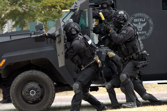 대테러 진압전술 시연하는 경찰특공대