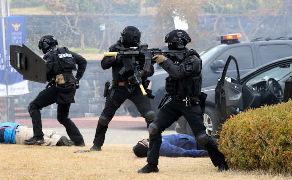 ‘코로나19 백신 연구원을 구출하라’