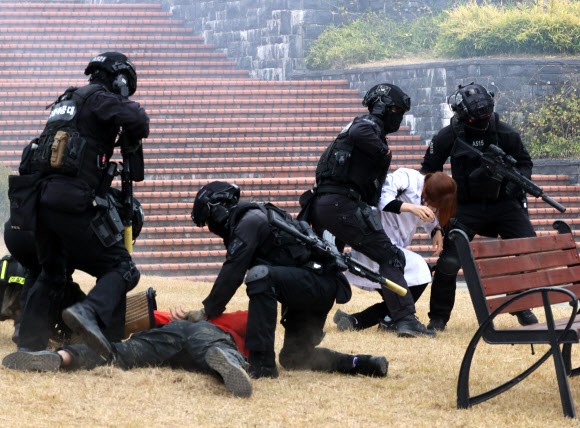 ‘코로나19 백신 연구원을 구출하라’
