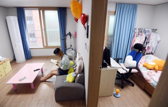 발달장애인 안재원씨가 지난달 24일 서울시 양천구에 있는 장애인 지원주택에서 책을 보며 휴식을 취하고 있다. 박윤슬 기자 seul@seoul.co.kr