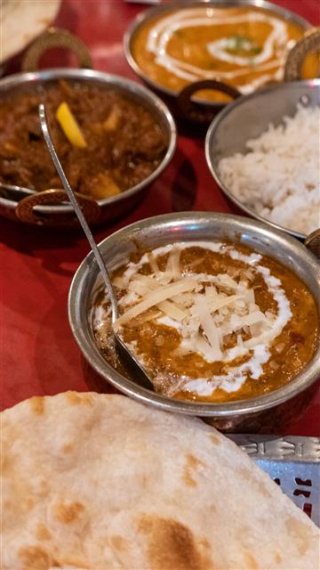 한국의 인도 레스토랑에서 판매하고 있는 정통 인도 요리. 한국에서 볼 수 있는 인도 요리는 인도 현지에서는 고급 요리 축에 낀다.