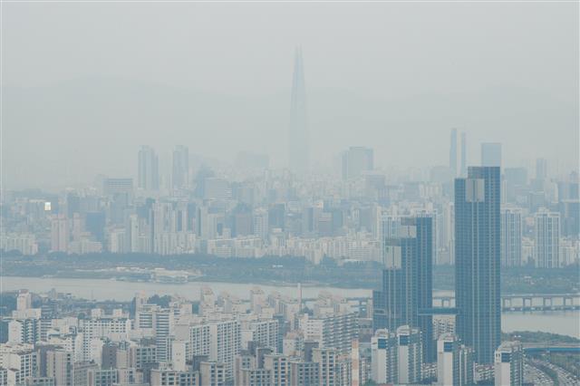 흐릿하게 보이는 롯데월드타워