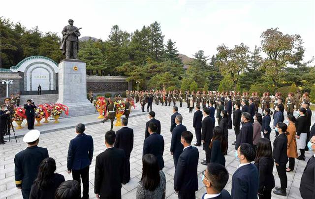 북한 노동당 기관지 노동신문은 22일 중국이 평안남도 회창군에 있는 중국 인민지원군 열사릉원에 꽃바구니를 21일 진정했다고 전했다. 리진군 북한 주재 중국 특명전권대사와 대사관 성원, 북한 내 체류 중인 중국 손님, 화교 등이 진정식에 참석했다. 평양 노동신문=뉴스1