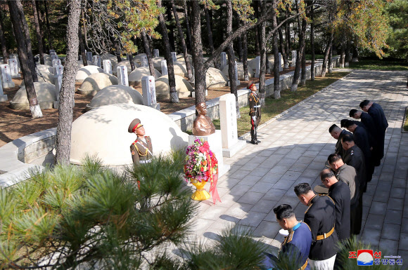 김정은 북한 국무위원장이 중국의 6.25전쟁 참전 70주년을 맞아 평안남도 회창군에 있는 중공군 열사능을 참배했다고 조선중앙통신이 22일 보도했다. 2020.10.22 평양 조선중앙통신=연합뉴스