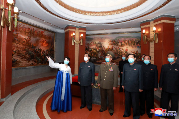 김정은 북한 국무위원장이 중국의 6.25전쟁 참전 70주년을 맞아 21일 우의탑에 꽃바구니를 보냈다고 조선중앙통신이 보도했다. 2020.10.22 평양 조선중앙통신=연합뉴스