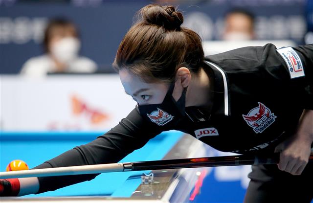 21일 경기 고양시 빛마루 방송센터에서 열린 신한금융투자 PBA팀리그 2020-2021 3라운드 TS JDX 히어로즈와 웰뱅 피닉스의 경기에서 웰뱅 차유람이 타점을 잡고 있다. 2020.10.21 PBA 제공