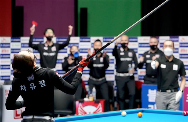 21일 경기 고양시 빛마루 방송센터에서 열린 신한금융투자 PBA팀리그 2020-2021 3라운드 TS JDX 히어로즈와 웰뱅 피닉스의 경기에서 웰뱅 차유람이 승리를 확정 짓고 있다.  2020.10.21 PBA 제공