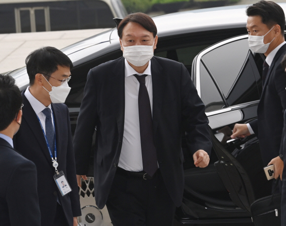 윤석열 검찰총장이 22일 오전 국회 법사위의 대검찰청에 대한 국정감사에 참석하기 위해 국회 청사로 들어가고 있다. 2020. 10. 22  김명국 선임기자 daunso@seoul.co.kr