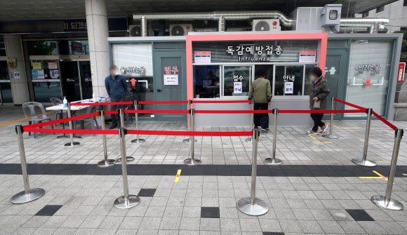 22일 서울의 한 병원 독감 예방접종 창구 앞이 한산한 모습을 보이고 있다. 2020.10.22  연합뉴스