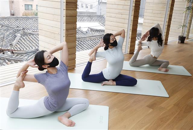 애슬레저 브랜드 안다르가 22일 오전 서울 종로구 소격동 ‘안다르 파지티브 스튜디오’에서 오픈 기념 요가 클래스를 진행하고 있다. ‘라이프 파지티브 스튜디오’는 웰니스를 키워드로 한 복합문화공간으로 다양한 제품군을 만나볼 수 있는 쇼륨과 티라운지, 셀프사진관, 요가 클래스룸 등으로 구성돼 있다. 2929.10.22. 뉴스1