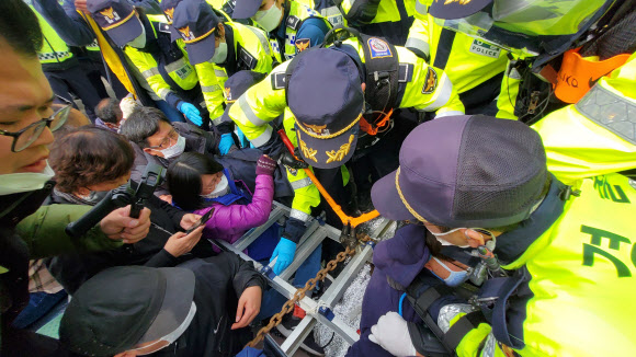 22일 경북 성주 초전면 소성리 진밭교에서 주민과 경찰이 충돌하고 있다. 이날 국방부는 성주 사드(THAAD·고고도미사일방어체계) 기지에 공사 장비를 반입을 예고했다. 2020.10.22  연합뉴스