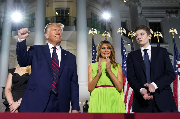 지난 8월 백악관에 선 (왼쪽부터) 도널드 트럼프 미국 대통령, 영부인 멜라니아 여사, 아들 배런. AP