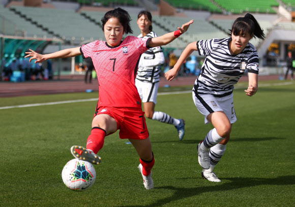22일 경기도 파주스타디움에서 열린 여자축구 대표팀 평가전 국가대표팀과 20세 이하(U-20) 대표팀의 경기. 국가대표 이민아가 압박을 뚫고 드리블을 하고 있다. 2020.10.22  연합뉴스