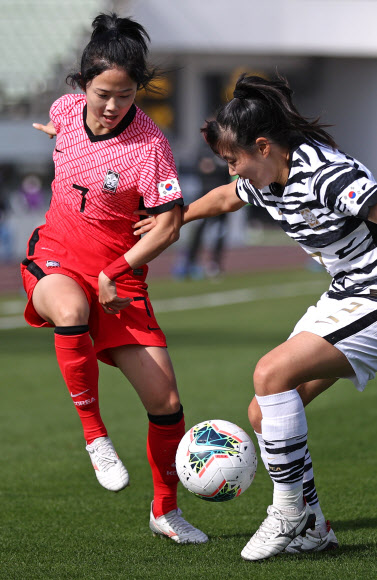 22일 경기도 파주스타디움에서 열린 여자축구 대표팀 평가전 국가대표팀과 20세 이하(U-20) 대표팀의 경기. 국가대표 이민아가 압박을 뚫고 드리블을 하고 있다. 2020.10.22  연합뉴스