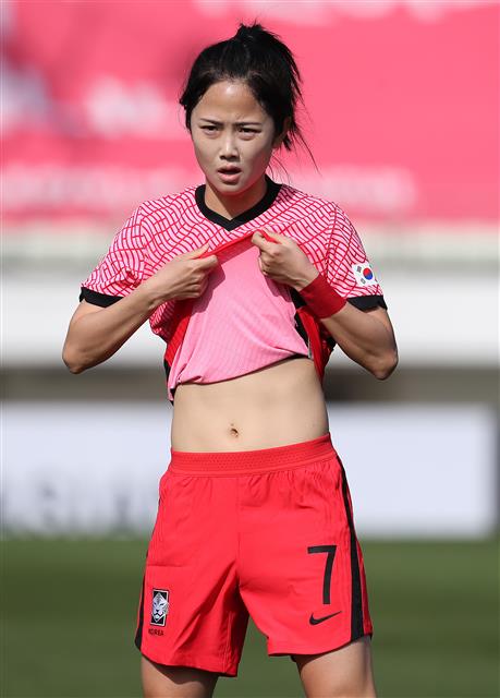 22일 오후 경기도 파주시 파주스타디움에서 열린 ‘신세계 이마트 후원 여자축구국가대표팀 스페셜매치’ 여자 국가대표팀과 여자 U-20대표팀의 경기에서 국가대표팀 이민아가 땀을 닦고 있다. 2020.10.22 뉴스1