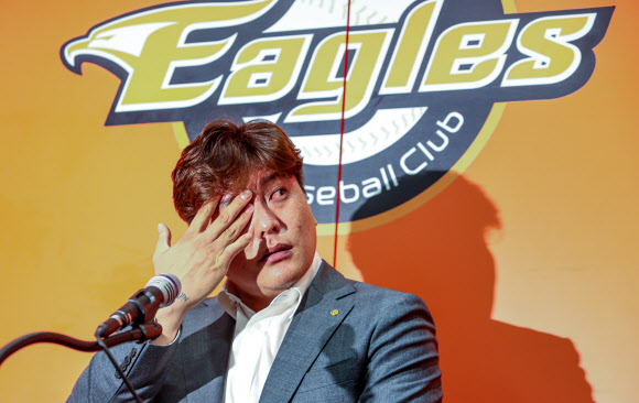 22일 오후 대전시 한화생명 이글스파크에서 프로야구 한화 김태균 선수가 눈물을 훔치며 은퇴 회견을 하고 있다. 2020.10.22 연합뉴스