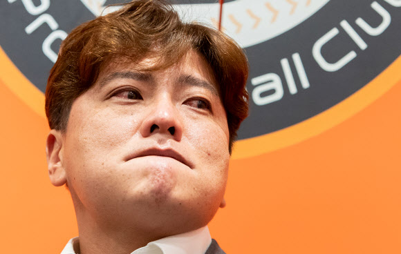 22일 오후 대전시 한화생명 이글스파크에서 프로야구 한화 김태균 선수가 울먹이면서 은퇴 회견을 하고 있다. 2020.10.22  연합뉴스