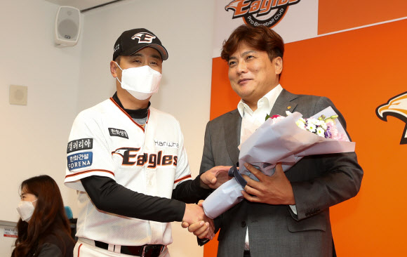 22일 오후 대전시 한화생명 이글스파크에서 열린 프로야구 한화 김태균 선수 은퇴 기자회견에 앞서 최원호 감독대행이 김태균에게 꽃다발을 주고 있다. 2020.10.22 연합뉴스