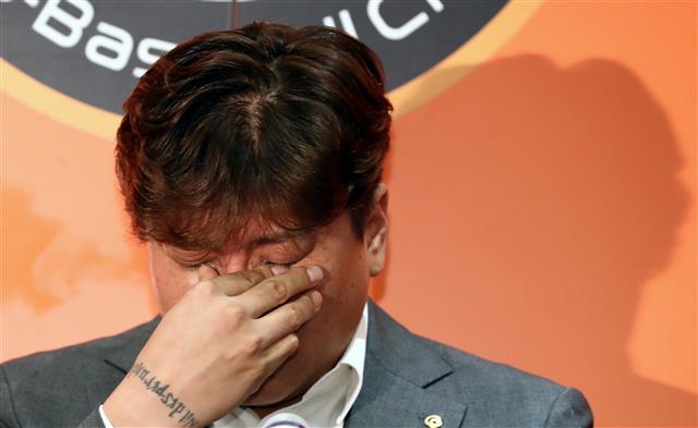 한화이글스 김태균이 22일 오후 대전 중구 한화생명 이글스파크에서 은퇴기자회견중 눈물을 닦고 있다. 2020.10.22 뉴스1
