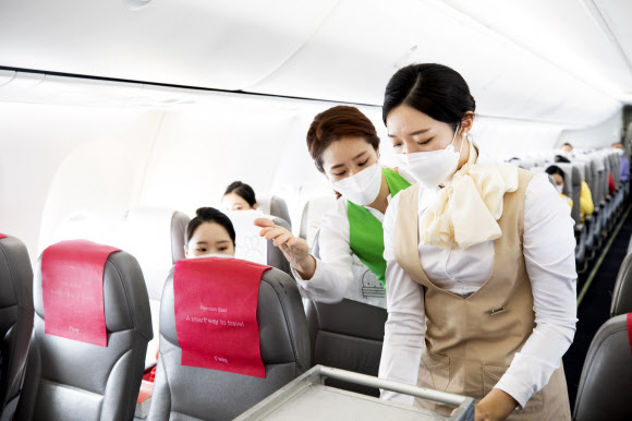 지난 21일 배재대학교 항공운항과 학생들이 티웨이항공을 통해 실시된 비행 실습을 진행하는 모습. 이날 학생들은 먼저 김포국제공항 화물청사 내 티웨이항공 항공훈련센터에서 실습을 마친 뒤 인천국제공항으로 이동해 기내 방송 실습과 구명복 착용 요령, 난기류 상황 대처 등을 실습했다. 2020.10.22  배재대학교 제공