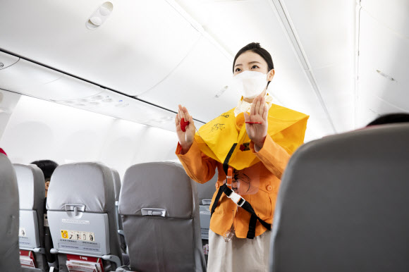 지난 21일 배재대학교 항공운항과 학생이 티웨이항공을 통해 실시된 비행 실습을 진행하는 모습. 이날 학생들은 김포국제공항 화물청사 내 티웨이항공 항공훈련센터에서 실습을 마친 뒤 인천국제공항으로 이동해 기내 방송 실습과 구명복 착용 요령, 난기류 상황 대처 등을 실습했다. 2020.10.22  배재대학교 제공.