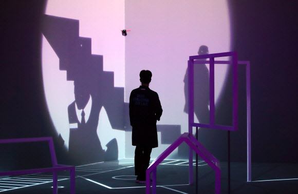 ‘2020 파라다이스 아트랩 페스티벌’ 개막을 하루 앞둔 22일 오후 인천시 영종도 파라다이스 시티에서 한 관계자가 문재인 대통령 아들 문준용 작가의 작품을 시연하고 있다. 올해 2회째를 맞이한 파라다이스 아트랩은 ‘커넥트(CONNECT)’를 주제로 비대면 시대의 소통과 연결 등의 메시지를 전달한다. 11월 1일까지 진행되는 이번 페스티벌에서는 공모를 통해 선정된 9개 팀의 작품이 전시된다. 2020.10.22  연합뉴스