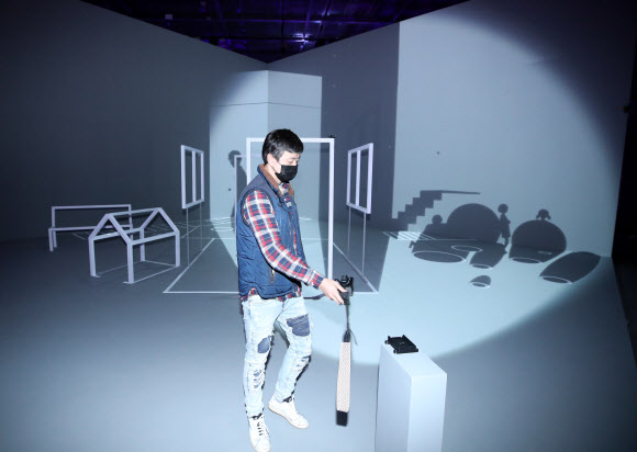 ‘2020 파라다이스 아트랩 페스티벌’ 개막을 하루 앞둔 22일 오후 인천시 영종도 파라다이스 시티에서 문재인 대통령 아들 문준용 작가가 증강현실을 이용한 자신의 작품을 시연하고 있다. 올해 2회째를 맞이한 파라다이스 아트랩은 ‘커넥트(CONNECT)’를 주제로 비대면 시대의 소통과 연결 등의 메시지를 전달한다. 11월 1일까지 진행되는 이번 페스티벌에서는 공모를 통해 선정된 9개 팀의 작품이 전시된다. 2020.10.22  연합뉴스