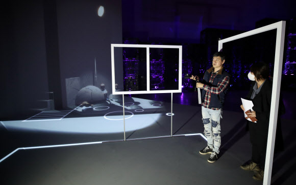 ‘2020 파라다이스 아트랩 페스티벌’ 개막을 하루 앞둔 22일 오후 인천시 영종도 파라다이스 시티에서 문재인 대통령 아들 문준용 작가가 자신의 작품을 취재진에게 설명하고 있다. 올해 2회째를 맞이한 파라다이스 아트랩은 ‘커넥트(CONNECT)’를 주제로 비대면 시대의 소통과 연결 등의 메시지를 전달한다. 11월 1일까지 진행되는 이번 페스티벌에서는 공모를 통해 선정된 9개 팀의 작품이 전시된다. 2020.10.22  연합뉴스