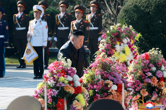 북한 김정은 국무위원장이 중국의 6·25 전쟁 참전 70주년을 맞아 평안남도 회창에 있는 중공군 열사능을 참배했다고 조선중앙통신이 22일 보도했다. 이곳에는 6·25 전쟁 중 전사한 마오쩌둥 전 주석의 장남인 마오안잉 등 134명의 중국군 유해가 묻혀 있다. 평양 조선중앙통신 연합뉴스